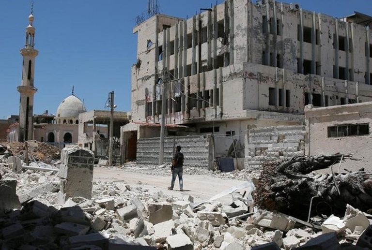 ألسنة النار تتصاعد من مناطق داعش في دير الزور - رويترز