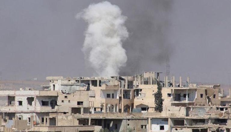 ألسنة النار تتصاعد من مناطق داعش في دير الزور - رويترز