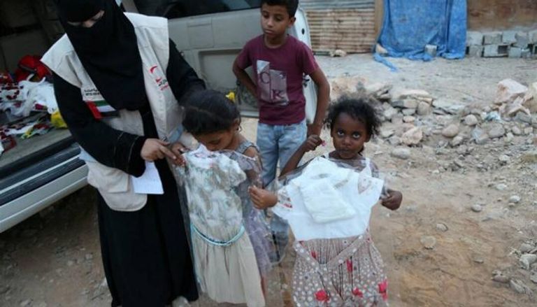 الهلال الأحمر الإماراتي يوزع ملابس العيد على أطفال المكلا