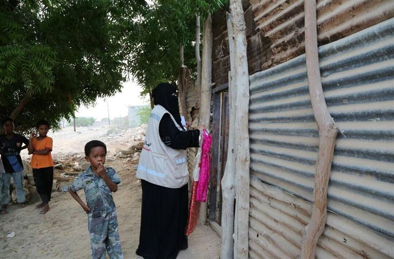 الهلال الأحمر الإماراتي يوزع ملابس العيد على أطفال المكلا