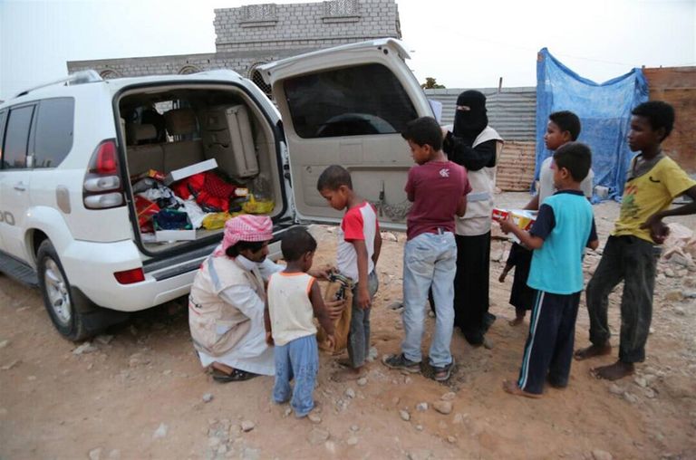 الهلال الأحمر الإماراتي يوزع ملابس العيد على أطفال المكلا