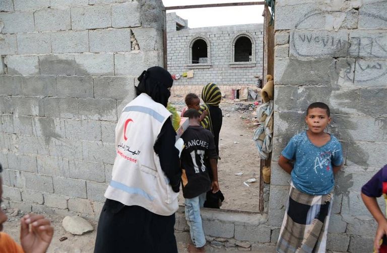 الهلال الأحمر الإماراتي يوزع ملابس العيد على أطفال المكلا