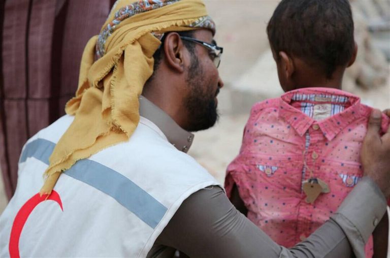 الهلال الأحمر الإماراتي يوزع ملابس العيد على أطفال المكلا