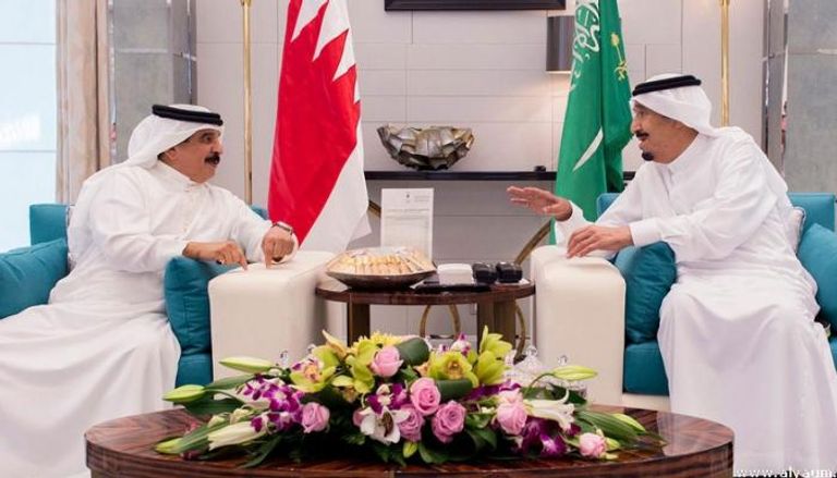 الملك سلمان وملك البحرين في لقاء سابق
