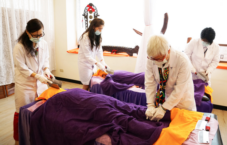 التدليك بالسواطير 