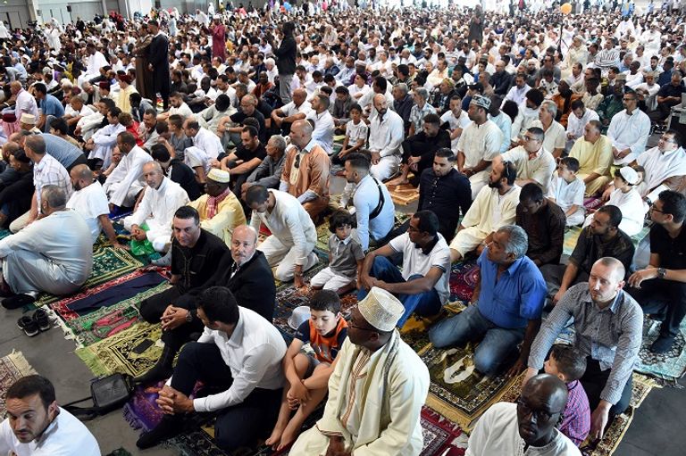 احتفالات الملسلمين بعيد الفطر حول العالم