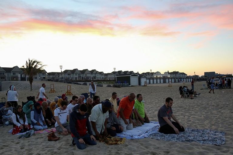 احتفالات الملسلمين بعيد الفطر حول العالم