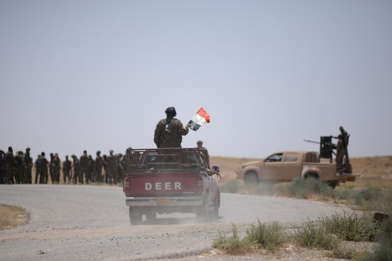 اثنان من مليشيا الحشد الشعبي عند الحدود العراقية السورية