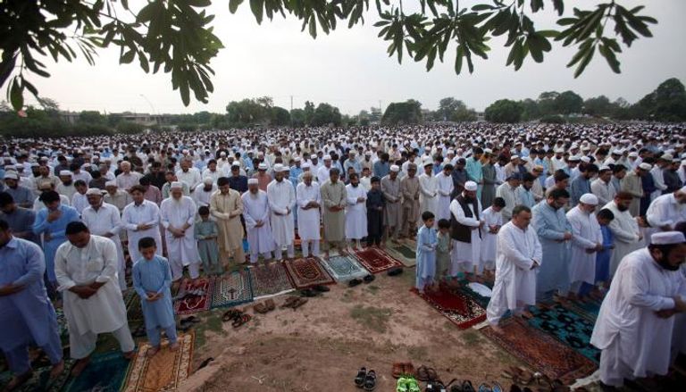 باكستانيون يصلون صلاة العيد