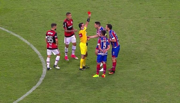 "تمثيلية فاشلة" تنتهي بطرد لاعب برازيلي