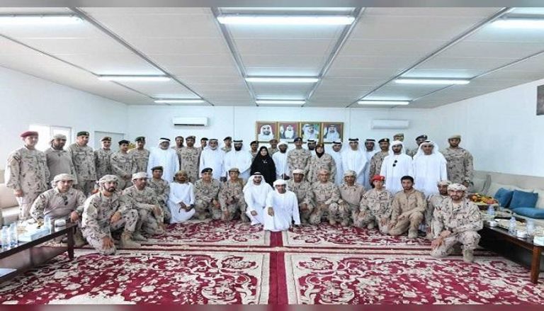 أمل القبيسي رئيسة المجلس الوطني الاتحادي برفقة جنود الإمارات في اليمن