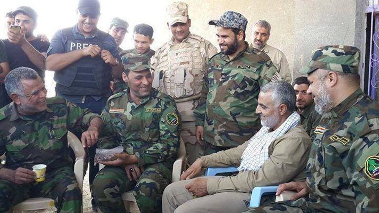 الإيراني قاسم سليماني وسط مليشيا الحشد التي يدربها في العراق الولاء للخميني أصبح علنيا وبقوة على يد الميليشيات منذ 2003