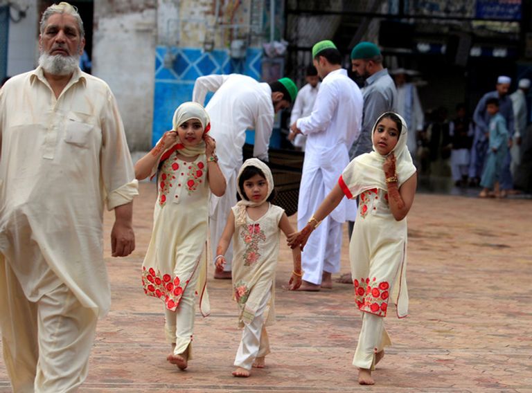 فرحة الأطفال بالعيد تبعث برسالة لأعداء الحياة