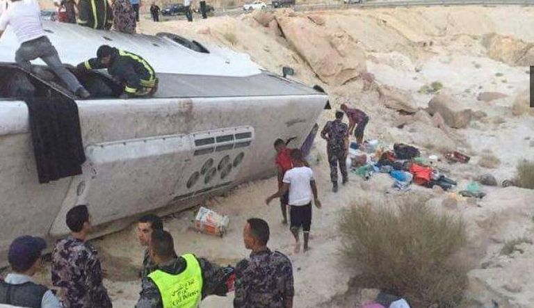 قوات الدفاع المدني تنقذ المصابين