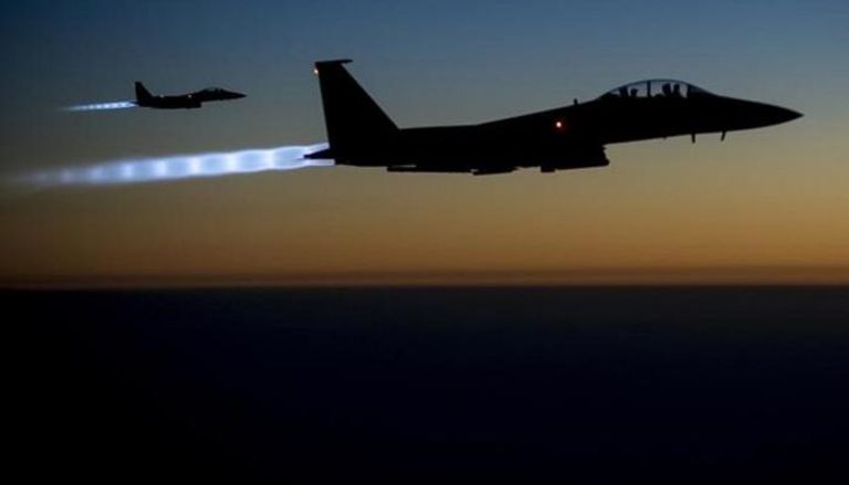 طائرتان حربيتان أمريكيتان خلال غارة على داعش في سوريا - رويترز 