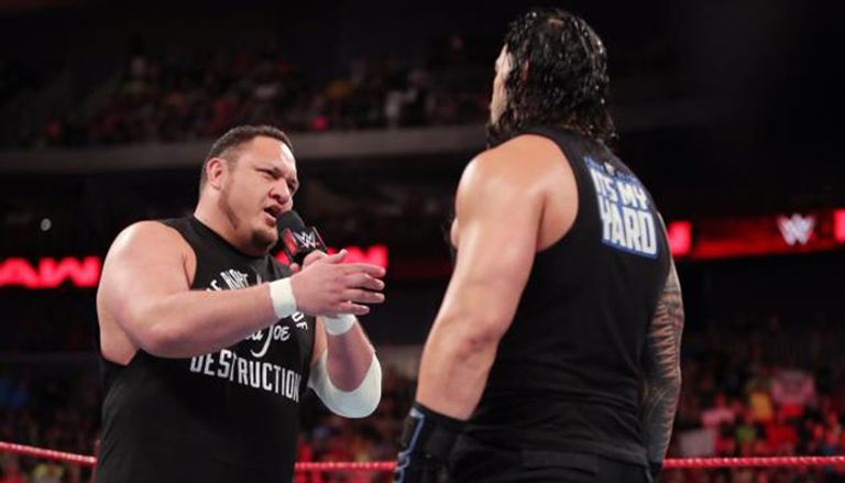 ساموا جو يعتدي على رومان رينز