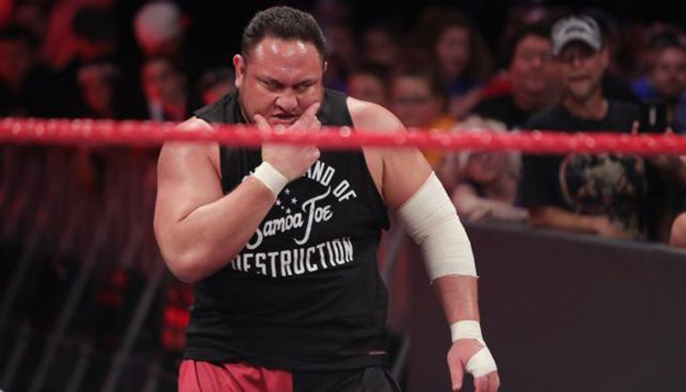 ساموا جو يعتدي على رومان رينز