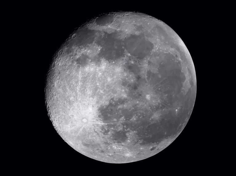 صورة للقمر عبر هاتف آيفون ٧