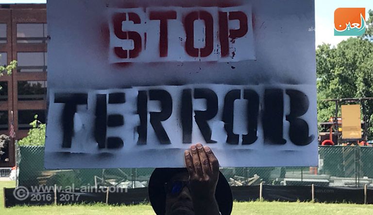 مظاهرة تندد بالإرهاب القطري أمام سفارة الدوحة بواشنطن