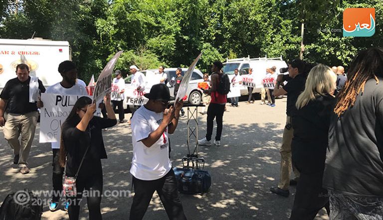 مظاهرة تندد بالإرهاب القطري أمام سفارة الدوحة بواشنطن