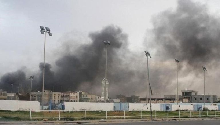 دخان يتصاعد خلال اشتباكات عنيفة بين فصائل متنافسة في طرابلس