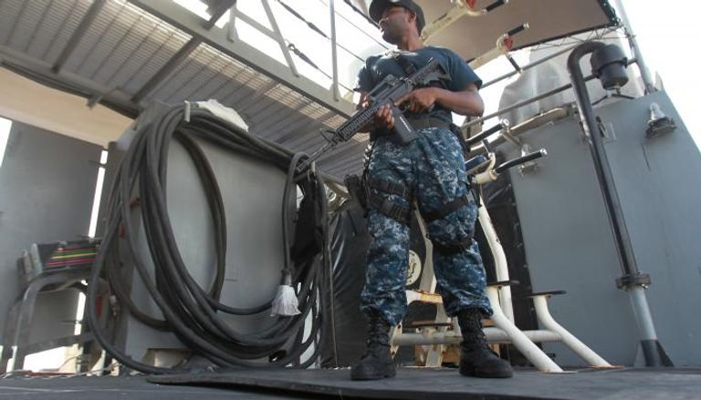 أحد الجنود على متن قارب تابع للبحرية القطرية (رويترز)