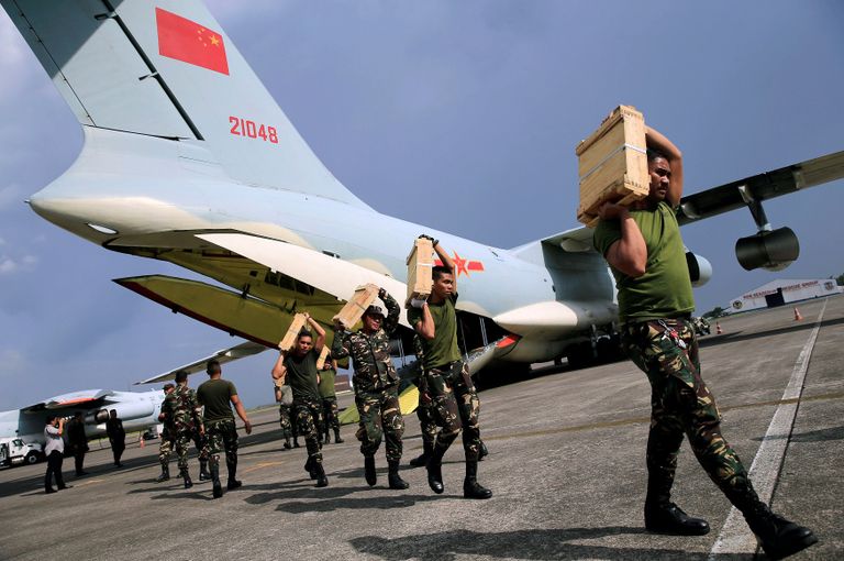 الرئيس دوتيرتي خلال استلام الأسلحة الجديدة - رويترز