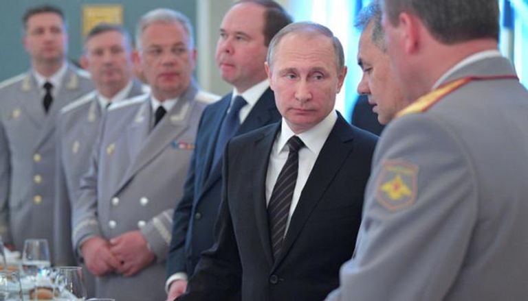 الرئيس الروسى بوتين مع قيادات بوزارة الدفاع - رويترز
