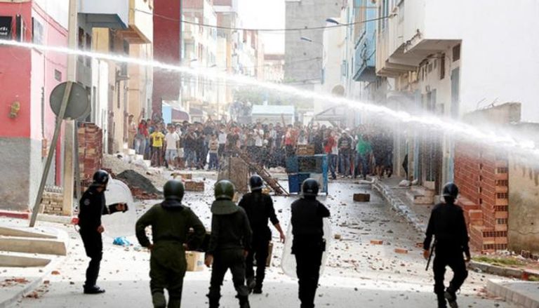 الشرطة المغربية في مصادمات مع مثيري شغب - رويترز