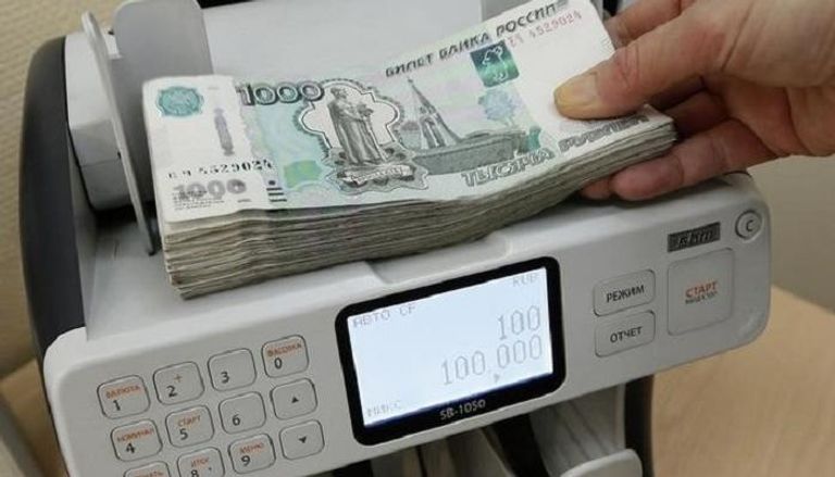 عملات ورقية فئة 1000 روبل على آلة لعد النقود في روسيا-