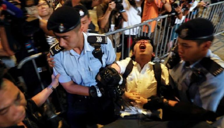 شرطة هونج كونج تعتقل محتجا قبل زيارة رئيس البلاد