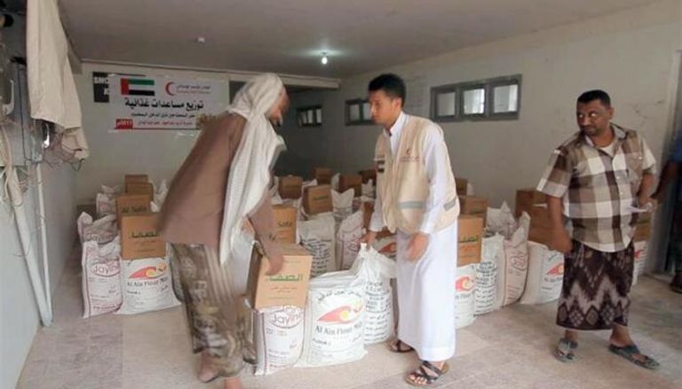  هيئة الهلال الأحمر الإماراتي توزع المساعدات باليمن