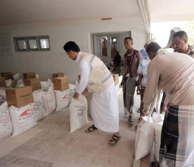 هيئة الهلال الأحمر الإماراتي توزع المساعدات باليمن