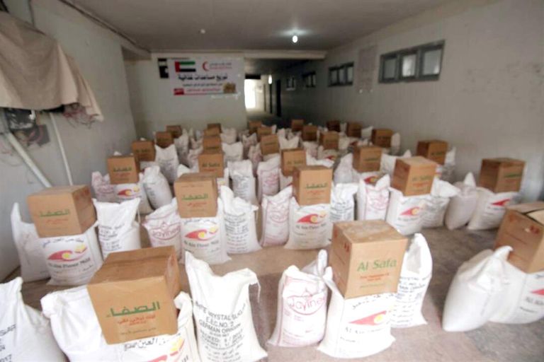 هيئة الهلال الأحمر الإماراتي توزع المساعدات باليمن