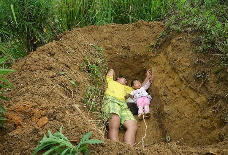 أب يعود ابنته المريضة على قبرها استعدادا للموت