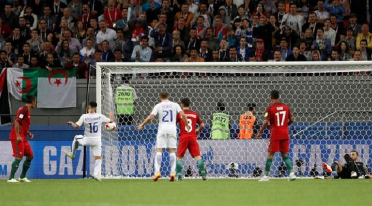 ارتورو فيدال يتحسر على إضاعة الكرة امام البرتغال