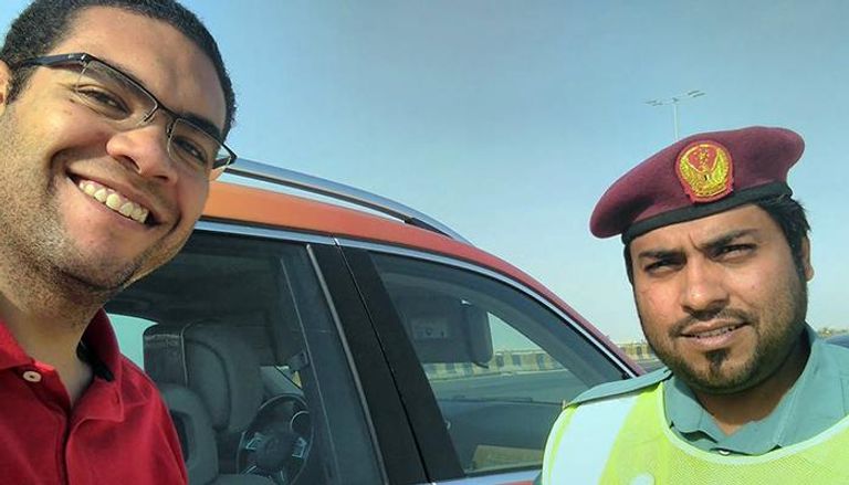 دورية السعادة في أبوظبي تكرم شابا مصريا