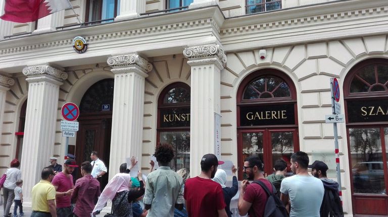 مظاهرة أمام سفارة قطر بالنمسا تنديداً بدعم الدوحة للإرهاب