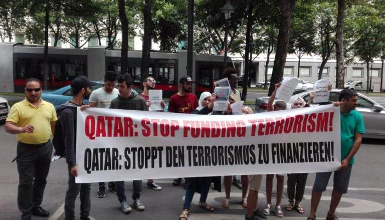 مظاهرة أمام سفارة قطر بالنمسا تنديداً بدعم الدوحة للإرهاب