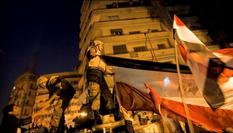 جانب من مشاركة الجيش المصري احتفالات المصريين بنجاح ثوراتهم