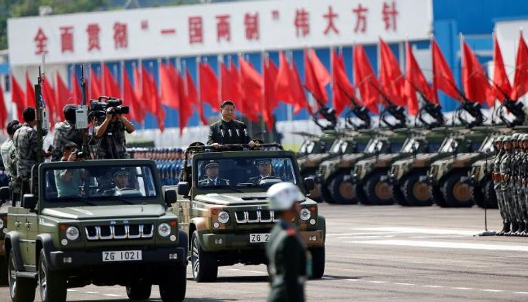 الرئيس الصيني شي خلال مروره بالعرض العسكري - رويترز 