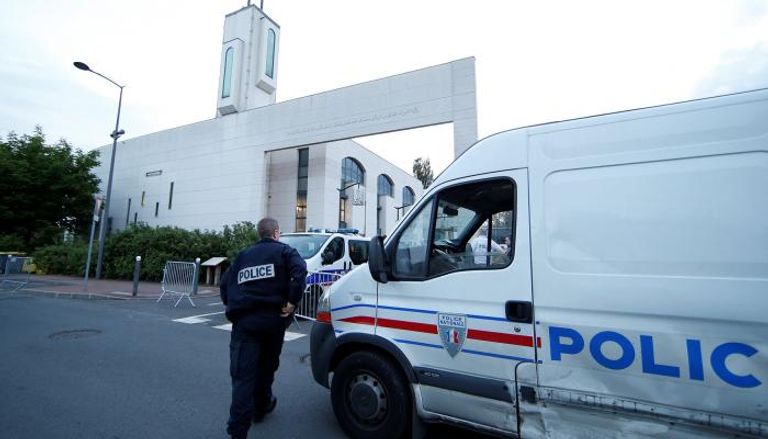 الشرطة الفرنسية أمام المسجد - رويترز