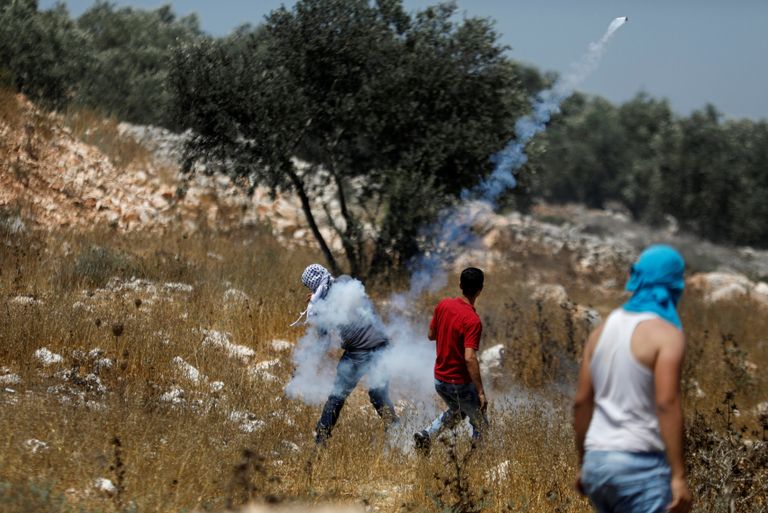 شبان يرشقون جيش الاحتلال بالحجارة في مواجهات بالضفة الغربية - رويترز