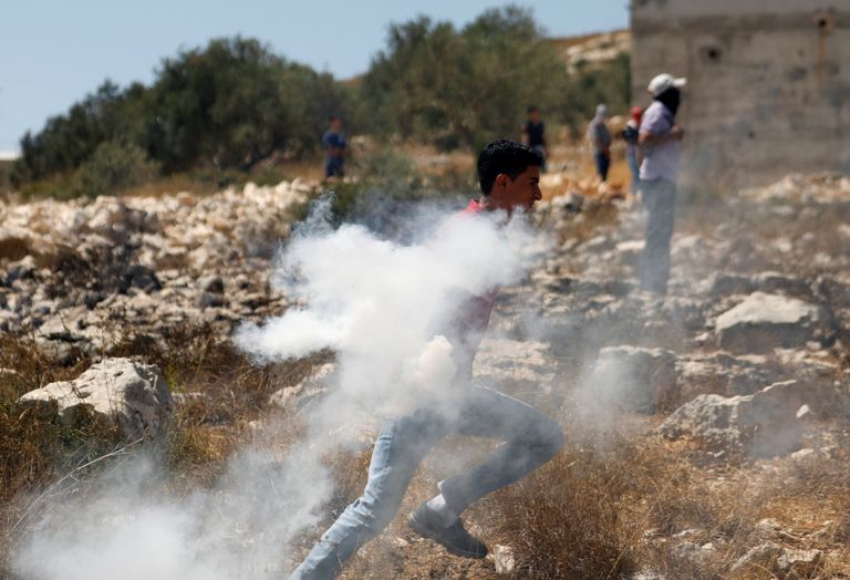 شبان يرشقون جيش الاحتلال بالحجارة في مواجهات بالضفة الغربية - رويترز