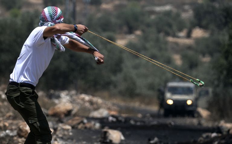 شبان يرشقون جيش الاحتلال بالحجارة في مواجهات بالضفة الغربية - رويترز