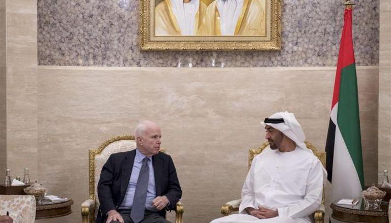 الشيخ محمد بن زايد آل نهيان برفقة السيناتور الأمريكي جون ماكين
