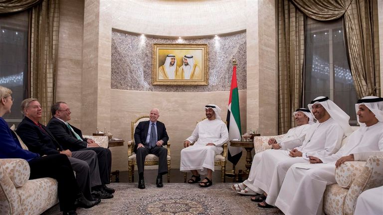 الشيخ محمد بن زايد آل نهيان برفقة السيناتور الأمريكي جون ماكين