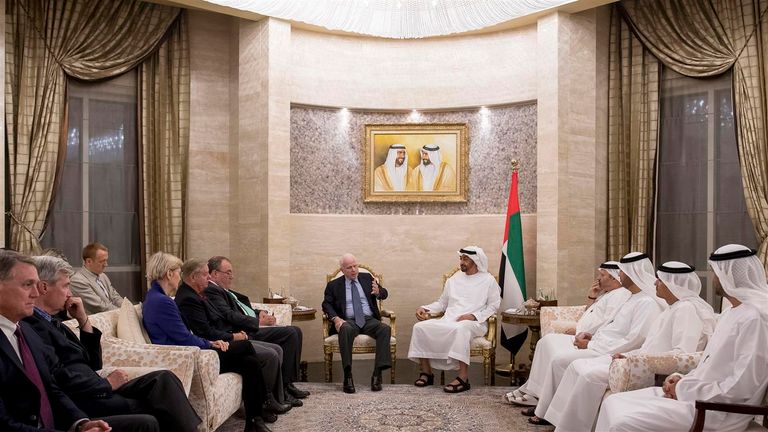 الشيخ محمد بن زايد آل نهيان برفقة السيناتور الأمريكي جون ماكين