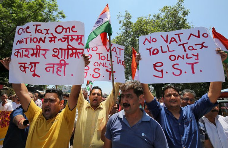 مسيرات ترفض تطبيق الضريبة الواحدة