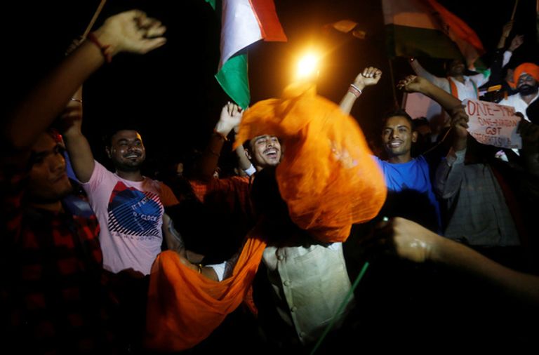 مسيرات تحتفل بتطبيق الضريبة الواحدة وسط أجواء من الفرحة